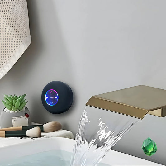 Close-up de ambiente de banho relaxante com incenso aceso e caixa de som Bluetooth preta com iluminação LED azul em destaque.