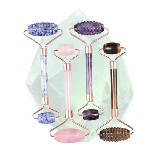 Close-up de uma mulher em um roupão branco realizando massagem facial com rolo de pedra natural em um ambiente iluminado e sereno.