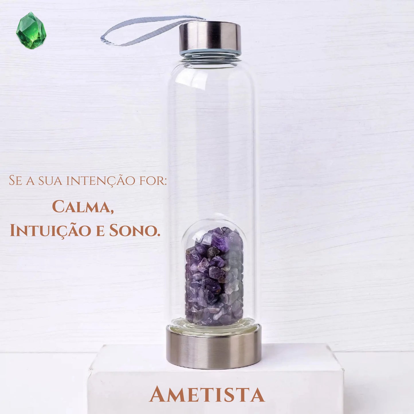Garrafa de Elixir Perfeita Assimetria em vidro e aço inox, com câmara preenchida por cascalhos de Ametista natural (roxa). Design minimalista sobre base de aço inox.