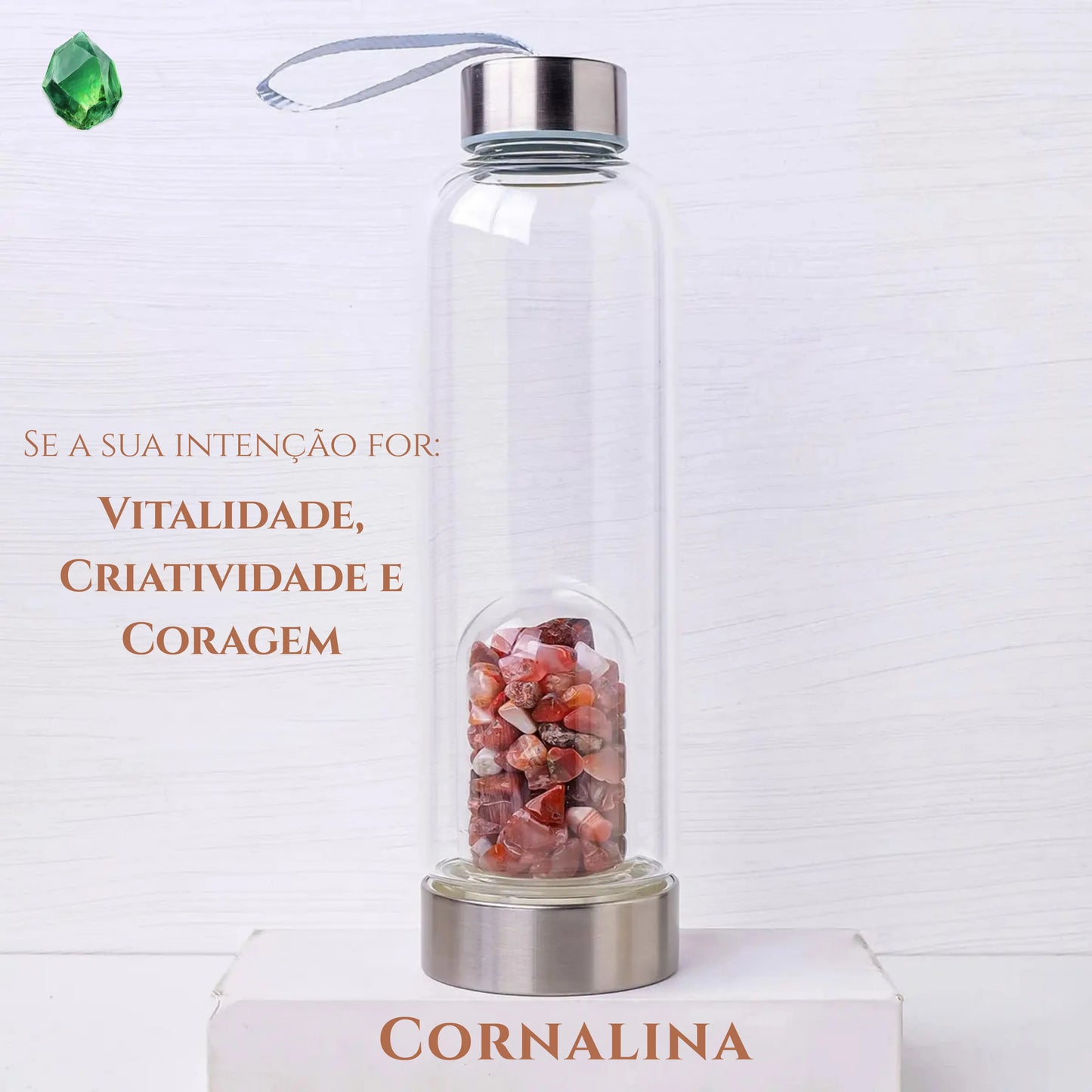 Fotografia de estúdio da Garrafa de Elixir Perfeita Assimetria, feita de vidro de alta transparência e aço inoxidável. A câmara central da garrafa está preenchida com cascalhos de Cornalina autêntica, exibindo tons vibrantes de laranja e vermelho. A garrafa está posicionada em um ambiente minimalista com luz suave, sobre uma base rústica de madeira texturizada e cercada por pedras brutas de cornalina.