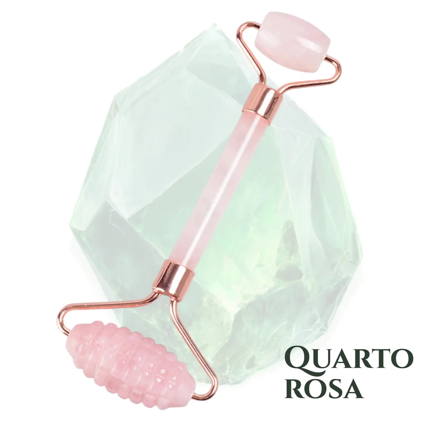 Momento de pausa e autocuidado na Perfeita Assimetria: mulher em sintonia consigo mesma utilizando massageador facial de pedra natural.