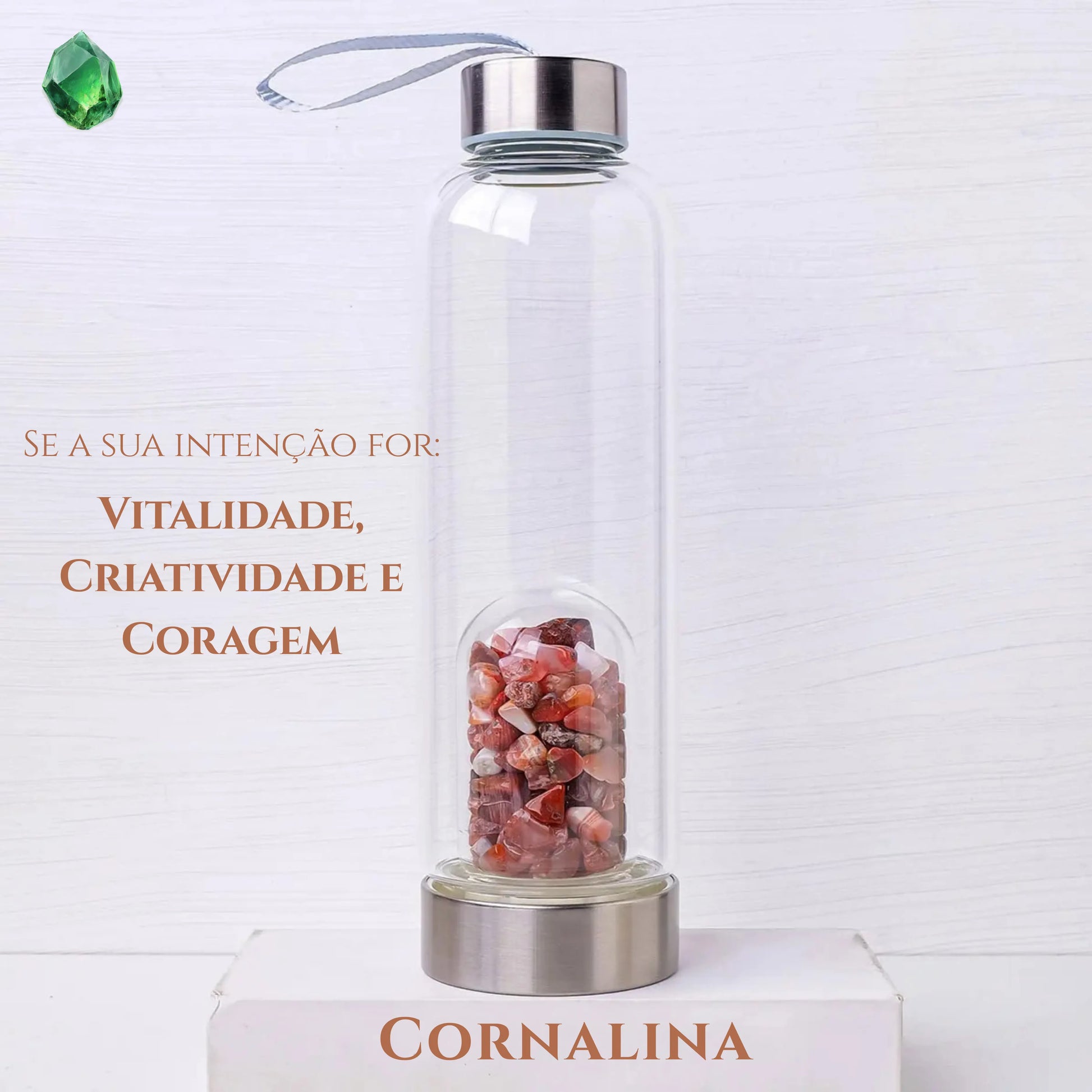 Close-up da Garrafa de Elixir com Cornalina da Perfeita Assimetria. A imagem destaca o brilho alaranjado dos cristais internos, ideais para estimular a coragem, a motivação e a energia vital. Estética clean e minimalista de santuário de pausa, focada em vitalidade e movimento.