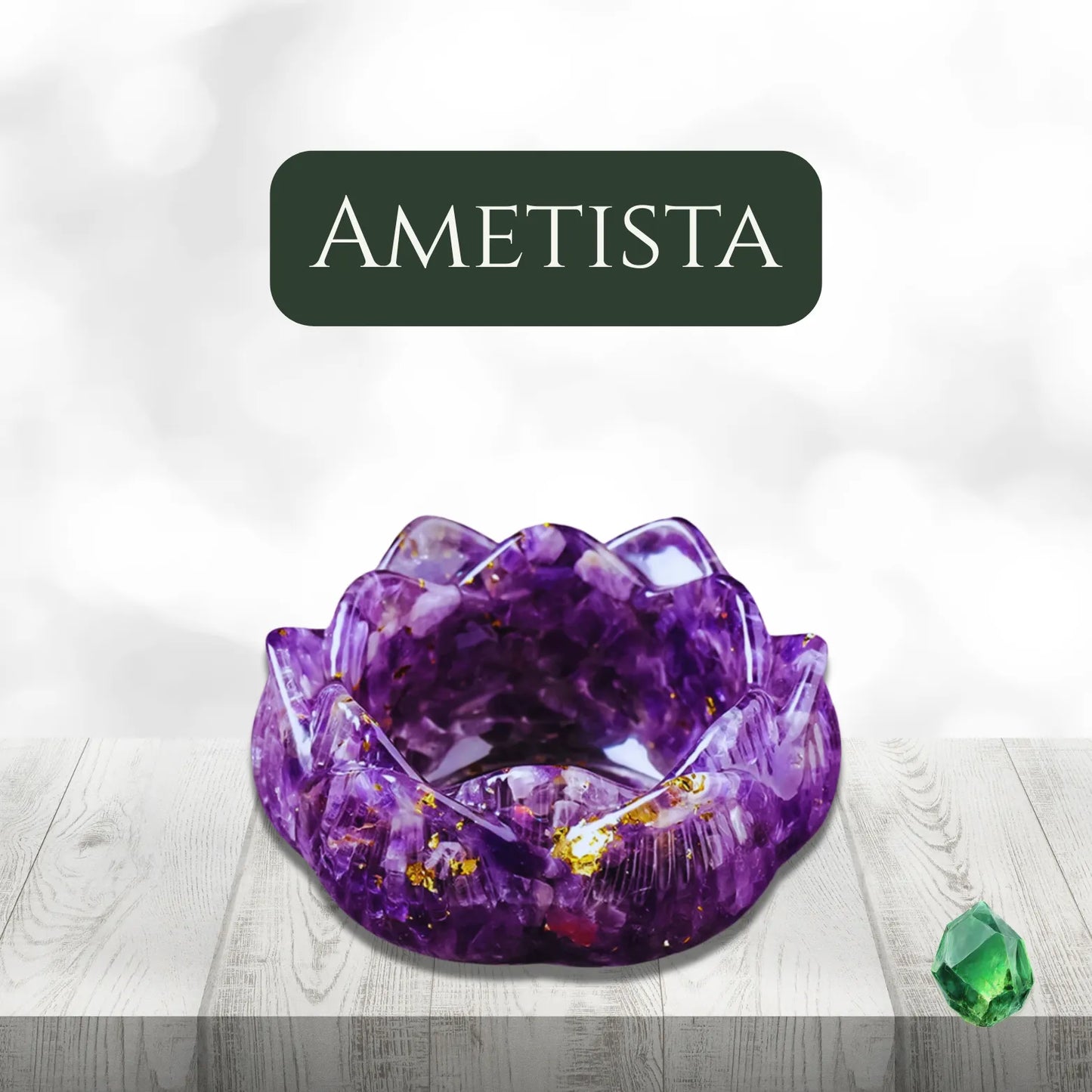 Porta-vela flor de lótus em ametista roxa com acabamento em resina brilhante e fundo minimalista.