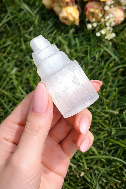 Torre de Selenita Bruta: Seu Pilar de Limpeza e Claridade Mental